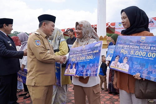 Al Haris Serahkan Bantuan Dumisake UMKM dan Kehutanan Senilai Rp 800 Juta di Sarolangun