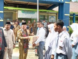 Al Haris Serahkan Dumisake Bantuan Pendidikan Kepada 553 Siswa SMK, SMA dan SLB di Sarolangun