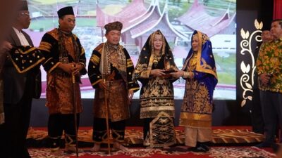 Gubernur Al Haris dan Hesnidar Haris Dianugerahi Gelar Adat Nagari Paninggahan Solok