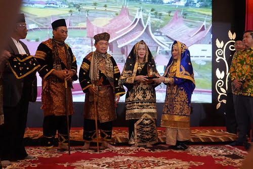 Gubernur Al Haris dan Hesnidar Haris Dianugerahi Gelar Adat Nagari Paninggahan Solok