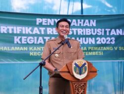 Hadir ke Desa Pematang Lima Suku, Fadhil Serahkan 58 Sertifikat Redistribusi Tanah
