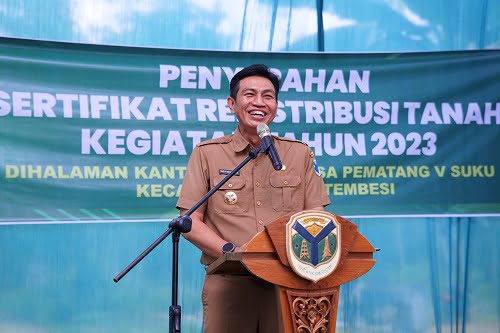 Hadir ke Desa Pematang Lima Suku Fadhil Serahkan 58 Sertifikat Redistribusi Tanah