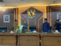Wabup Bakhtiar Serahkan Nota Pengantar KUA PPAS RAPBD TA 2025 ke DPRD Batanghari