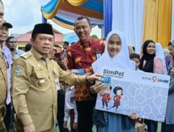 Al Haris Serahkan Bantuan Peralatan dan SPP Program Dumisake Pendidikan di Merangin