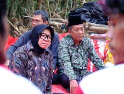 Wagub Sani Dampingi Mensos RI Temui SAD dan Salurkan Bantuan