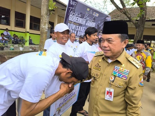 Gubernur Al Haris Serahkan Dumisake Pendidikan Modal UMKM Hingga Bedah Rumah untuk Warga Tanjab Barat