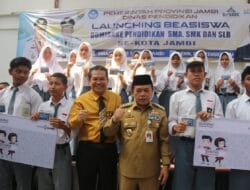 1.259 Siswa Tidak Mampu di Kota Jambi Terima Dumisake Pendidikan Gubernur Al Haris