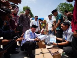Al Haris Gubernur Jambi Serahkan Bantuan Pendidikan Seragam Sekolah di SMK 1 Sungai Penuh
