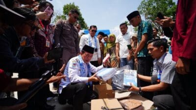 Al Haris Gubernur Jambi Serahkan Bantuan Pendidikan Seragam Sekolah di SMK 1 Sungai Penuh