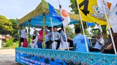 Naiki Mobil Hias Pelaminan Khas Jambi: Haris-Sani Ikuti Deklarasi Pilkada Damai