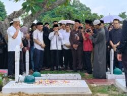 Al Haris Antar Jenazah Rektor UIN Jambi Alm Prof As’ad Isma ke Pemakaman