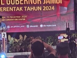 Debat Cawagub Jambi 2024: Abdullah Sani Tampil Santai Penuh Kharisma, Sudirman Tegang