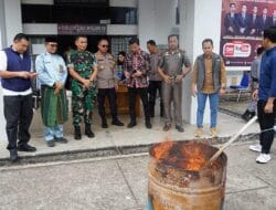 Asisten I Hadiri Proses Pemusnahan Surat Suara Cacat