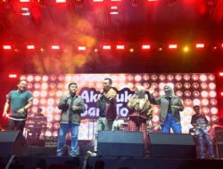 Hibur Masyarakat Batang Hari, Fadhil dan Istri Duet Bareng Wali Band