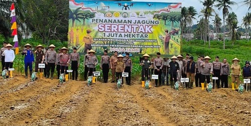 Gubernur Al Haris Bersama Kapolda Ikut Tanam Jagung Serentak 1 Juta Hektar