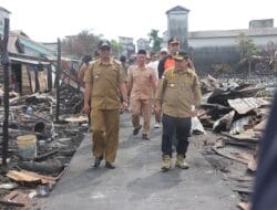 Gubernur Al Haris Serahkan Bantuan Sosial Korban Kebakaran Rumah di Desa Sungai Itik