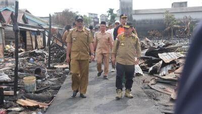 Gubernur Al Haris Serahkan Bantuan Sosial Korban Kebakaran Rumah di Desa Sungai Itik