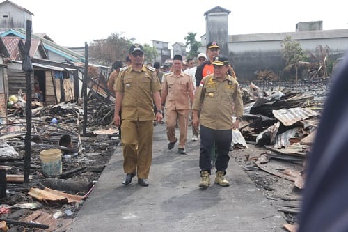 Gubernur Al Haris Serahkan Bantuan Sosial Korban Kebakaran Rumah di Desa Sungai Itik