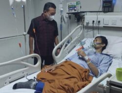 Gubernur Al Haris Besuk Oki Yusmika Atlet Taekwondo Penderita Kanker Tulang di RS Fatmawati Jakarta Selatan