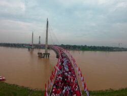 Sejarah Baru! Gubernur Al Haris Raih Rekor MURI Lewat Pengibaran Ribuan Merah Putih di Jembatan Gentala Arasy