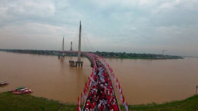 Sejarah Baru! Gubernur Al Haris Raih Rekor MURI Lewat Pengibaran Ribuan Merah Putih di Jembatan Gentala Arasy