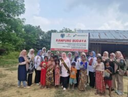 Bunda Hesti Haris Tinjau Pendidikan Anak SAD di Desa Hajran Batang Hari