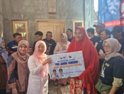 Hj Hesti Haris Serahkan 50 Unit Bantuan Bedah Rumah di Kota Jambi