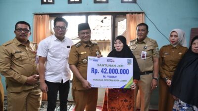 Maulana Serahkan Bantuan Rp 42 Juta Kepada Keluarga Almarhum Muhammad Yusuf