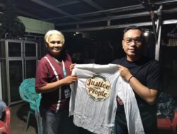 Pemberian Mandat: Kaus Putih “Justice for the People” Simbol Amanat Rakyat