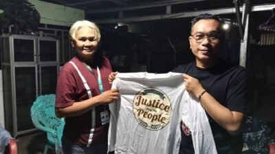 Pemberian Mandat: Kaus Putih “Justice for the People” Simbol Amanat Rakyat