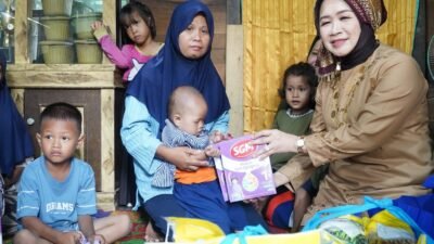 Hj. Hesti Haris Serahkan Kursi Roda dan Dampingi Terapi Pengobatan Warga Tunas Mudo Muaro Jambi