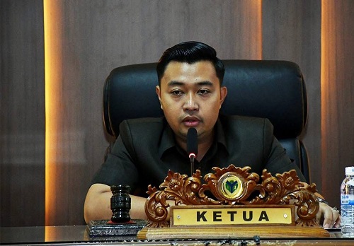 Rahmad Hasrofi Pimpin Paripurna Jawaban DPRD Atas Pemandangan Umum Pemkab Terhadap Nota Pengantar 2