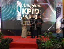 Hj. Hesti Haris Terima Penghargaan Life Achievement pada Anugerah KPID Jambi 2025