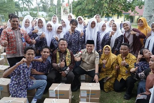 Gubernur Al Haris Serahkan 531 Bantuan Dumisake Pendidikan untuk Kabupaten Tebo