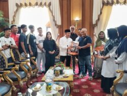 Tunaikan Janji, Gubernur Al Haris Umrohkan Orang Tua Peraih Emas PON Aceh–Sumut