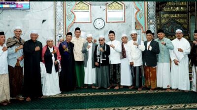Bupati Batang Hari Muhammad Fadhil Arief Salat Idul Fitri Bersama Warga di Masjid Agung Al Muhajirin