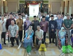 Wali Kota Maulana Serahkan Bantuan Sembako CSR untuk Disabilitas dan Petugas Kebersihan