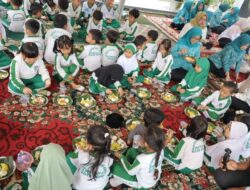 Rabu Berkah PKK Jambi, Bunda PAUD Bagikan Sarapan Bergizi untuk Warga
