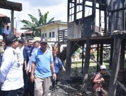 Respon Cepat Musibah Kebakaran di Seberang, Maulana-Diza Salurkan Bantuan Tanggap Darurat
