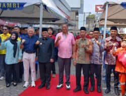 Bagikan 1.253 Paket Sembako Pada Petugas Kebersihan Kota Jambi, Wali Kota Maulana Apresiasi Sinsen