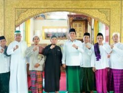 Bupati Batang Hari Salat Idul Adha Bersama Warga dan Serahkan Hewan Kurban Bantuan Presiden