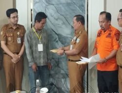 Ringankan Beban Warga, Wali Kota Jambi Serahkan Bantuan Sosial untuk 12 KK Korban Bencana