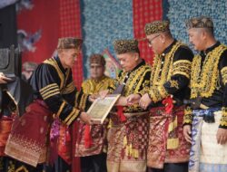 Gubernur Al Haris Dianugerahi Gelar Adat Kehormatan Depati Amanah Negroi Tanoh Sunge Pnoh